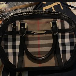 Selling authentic Burberry tote Purse perfect condition