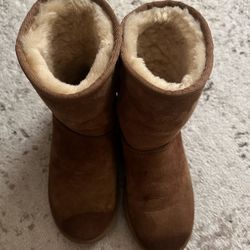 Uggs Chestnut Size 7