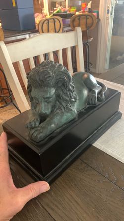 Beautiful bronze lion size 13x6 1/2 height 9