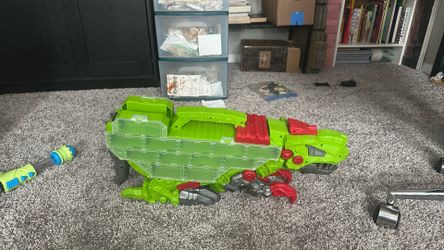 garage dinasoraus with slide on the back