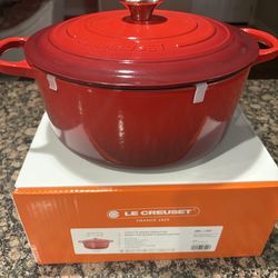 Brand New Le Creuset signature round Dutch Oven