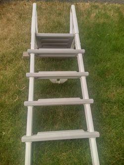 Pool ladder