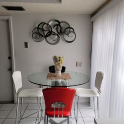 Dining Room Table w/4 Chairs (Pre-Owned)