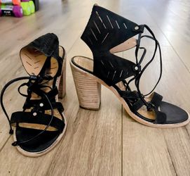 Women’s Sandals. Strappy Lace Up. Brand: Dolce Vita Lyndon Black. High Block Heels Black-Size 9