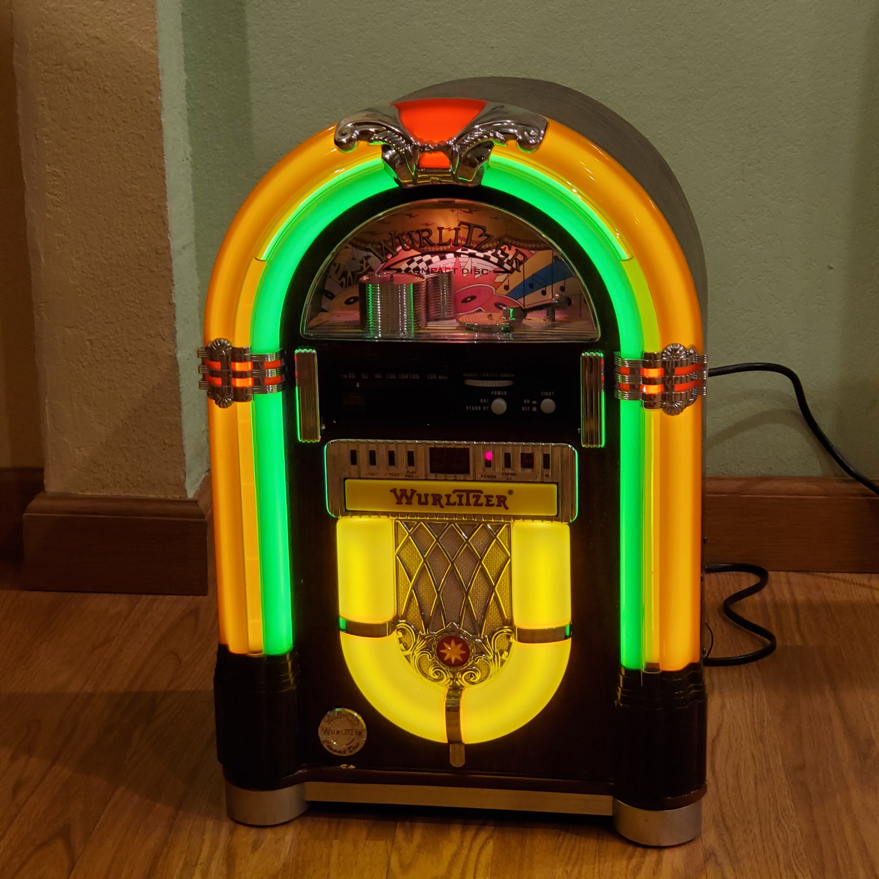 Wurlitzer bubbling Jukebox WR18 CD AM/FM Radio with Remote.