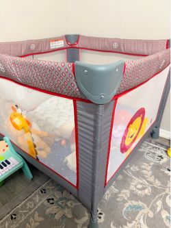 Square play yard