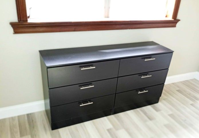 NEW QUEEN BEDFRAME WITH CRYSTALS DRESSER CHEST AND 1 NIGHTSTAND. ALSO SOLD SEPARATELY