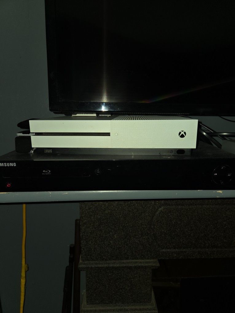 X Box one S w/ 2 controllers and games