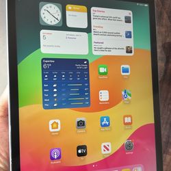 IPad 9th Gen 10.2! Like New And Unlocked! 