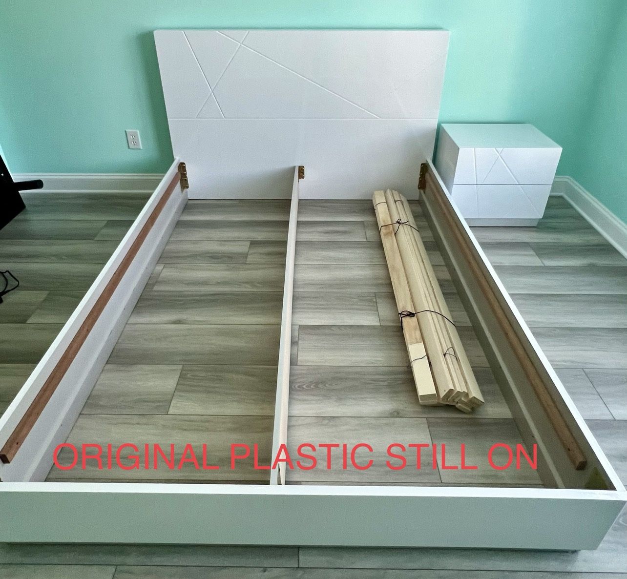 Queen bed W/ 1 Nightstand