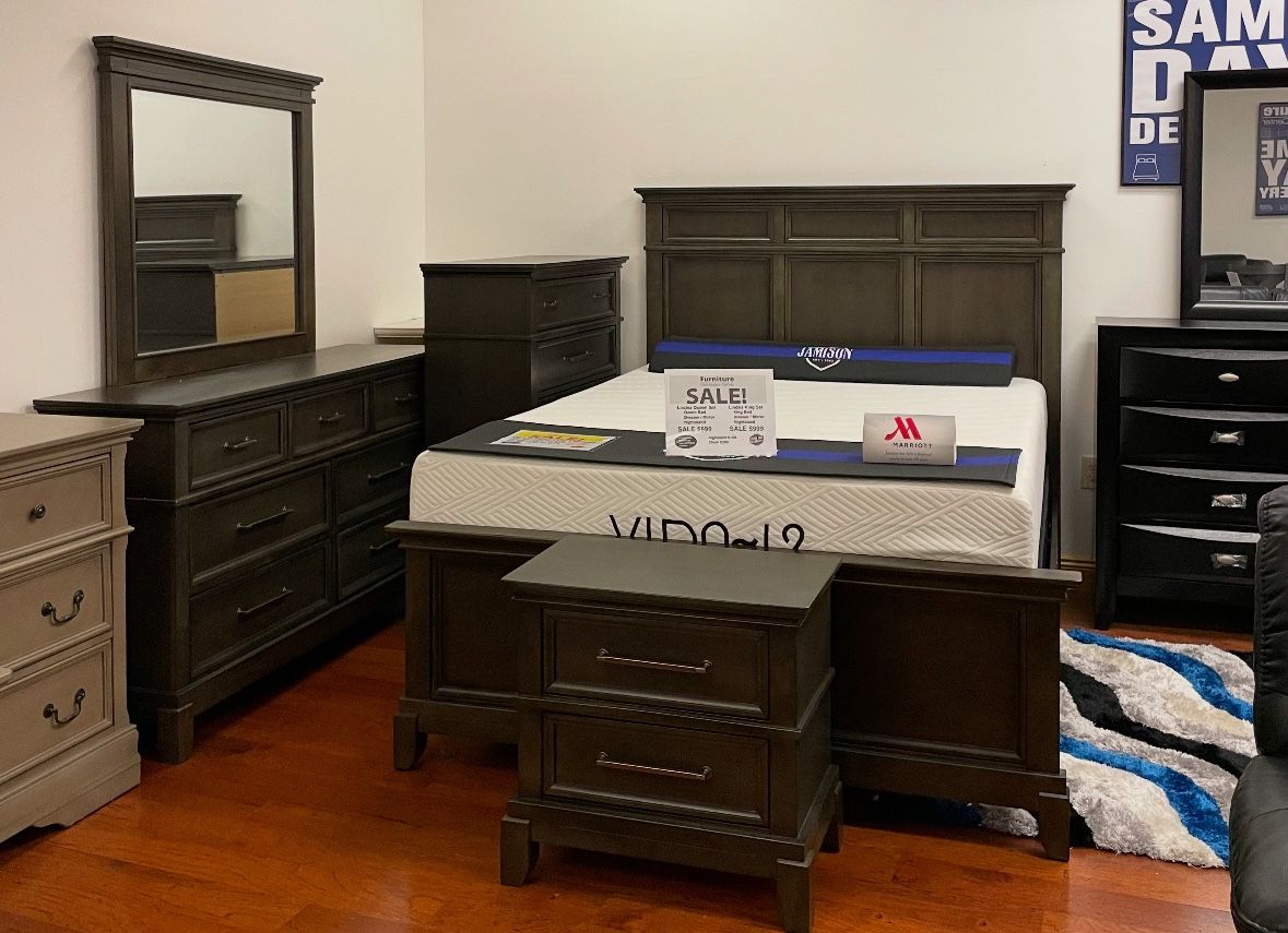 Holiday blowout sale. Linde solid wood bedroom set only $899. Easy finance option. Same day delivery.