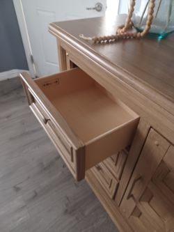 Broyhill Ling dresser with 9 drawers
