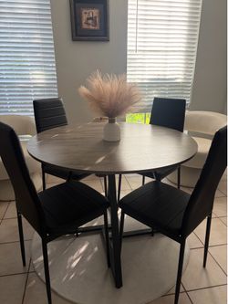 Breakfast/dinning table and 4 chairs