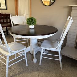 Beautiful farmhouse style table & 4 chairs!