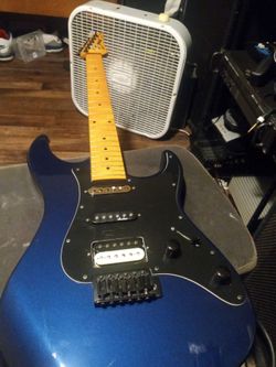 This is a nice project guitar that's almost done just needs to be wired and a little fine tuning and it will be very nice it has a seymore duncan humb