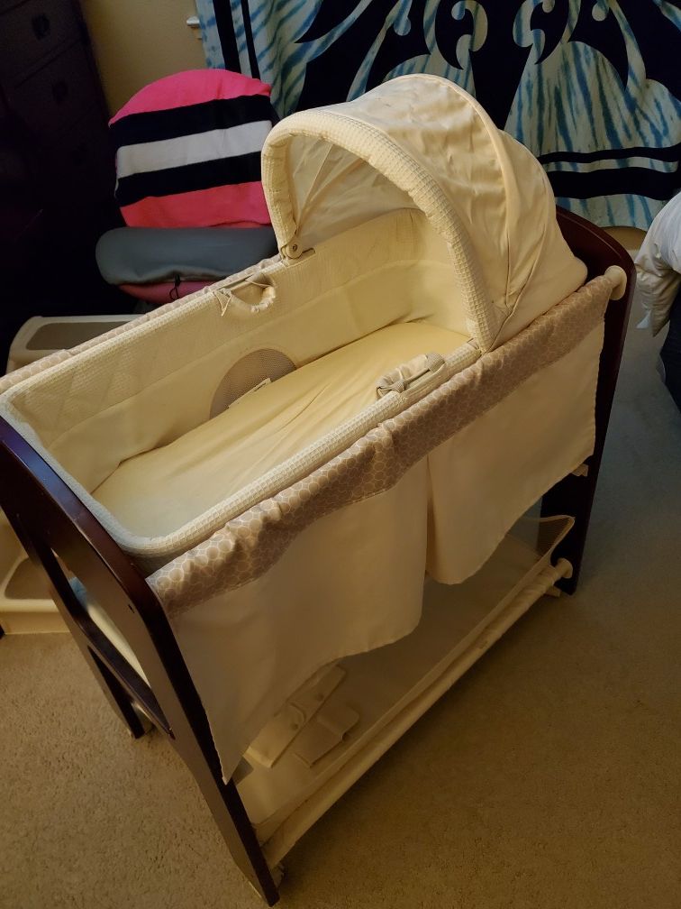 Contours Classique Baby Bassinet and Changing Table