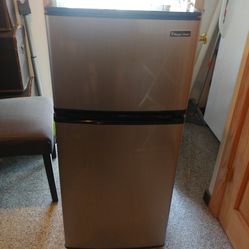 Refrigerator Compact