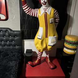 1990s-EARLY 2000s RONALD MC DONALD RESTURANT VINTAGE STATUE WITH BASE NO DAMAGE 