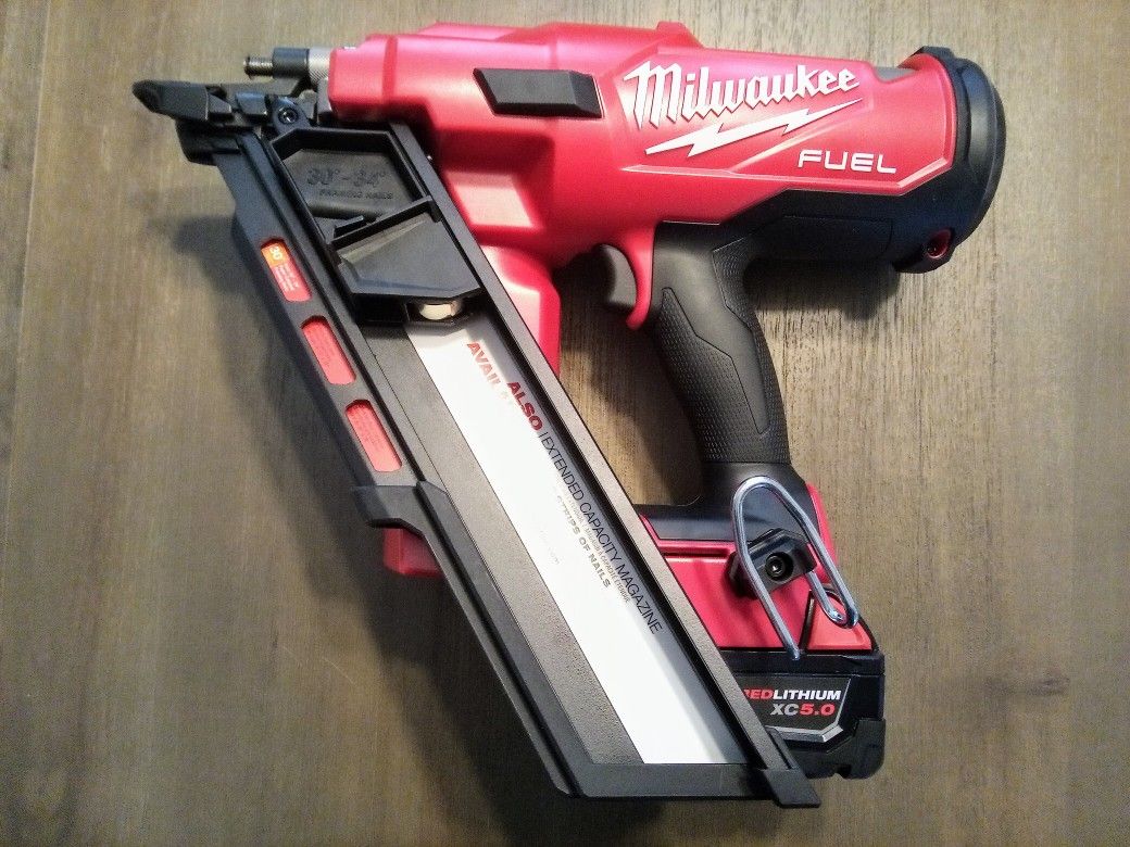 Milwaukee M18 Fuel 30 Degree Framing Nailer & XC5.0 Battery