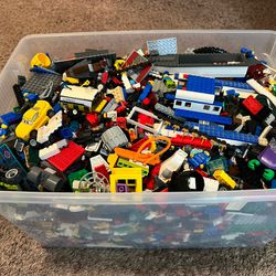 Lego 33 Lbs And 20 Figures 