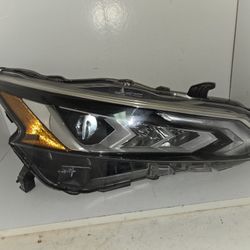 NISSAN ALTIMA OEM RIGHT SIDE HEADLIGHT 