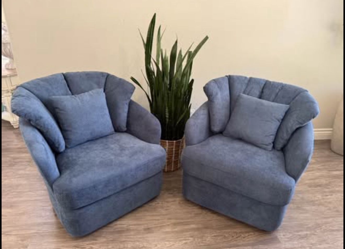 Rowena Oversized Blue Upholstered Fabric Swivel Accent Chair with Double Cushion Swivel Arm Chair (S