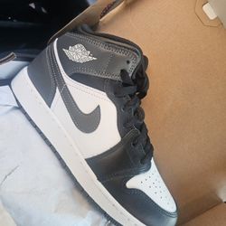 Jordan 1 Mid (GS) $90 Blk/gry/wht 5.5Y