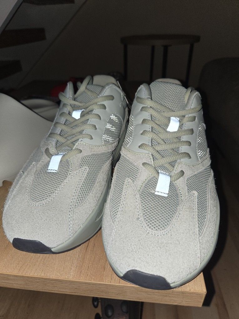 Yeezy Salts Size 10