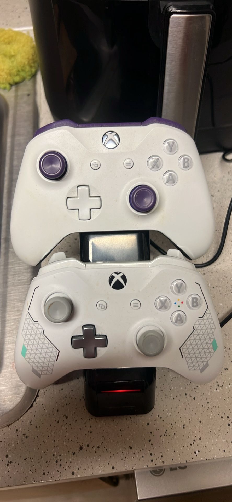 Xbox Controllers Rechargeable With Charge Station Via