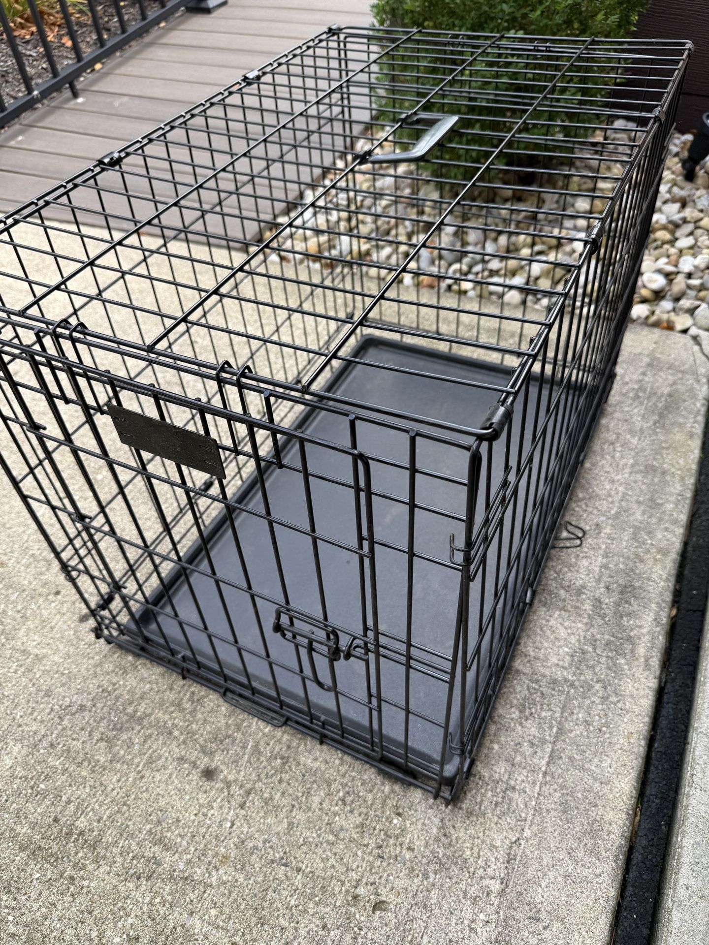 Medium Dog Crate in good shape!  31x20x22”.  Easily collapses!  