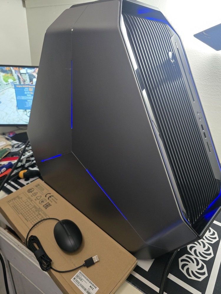 Gaming pc desktop computer alienware area 51 Intel i7-6900k, gtx 1080 ti, 32 gb ram, ssd, hdd, wifi Bundle