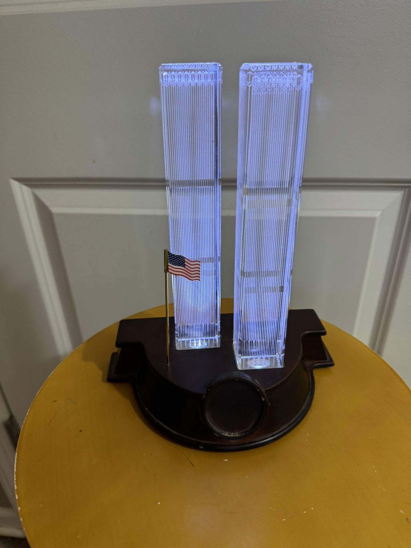 911 TWIN TOWERS LIGHTED CRYSTAL COMMEMORATIVE DANBURY MINT