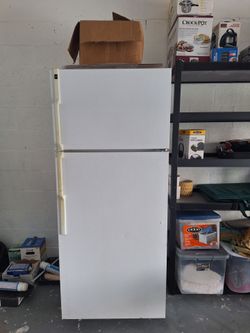 GE Hotpoint Refrigerator