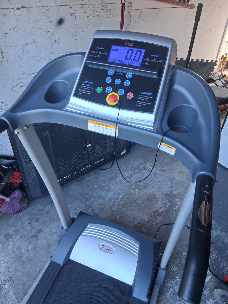 Nice Clean Working Sunny Health Fitness Treadmill 