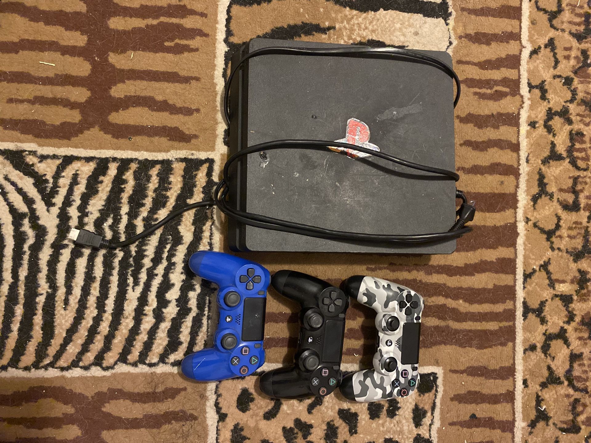 Play Station 4 With HDMI And 3 Controllers