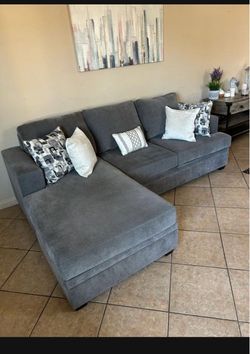 DELIVERY AVAILABLE 🚛!! Gorgeous Grey sectional couch with reversible chaise from Living Spaces