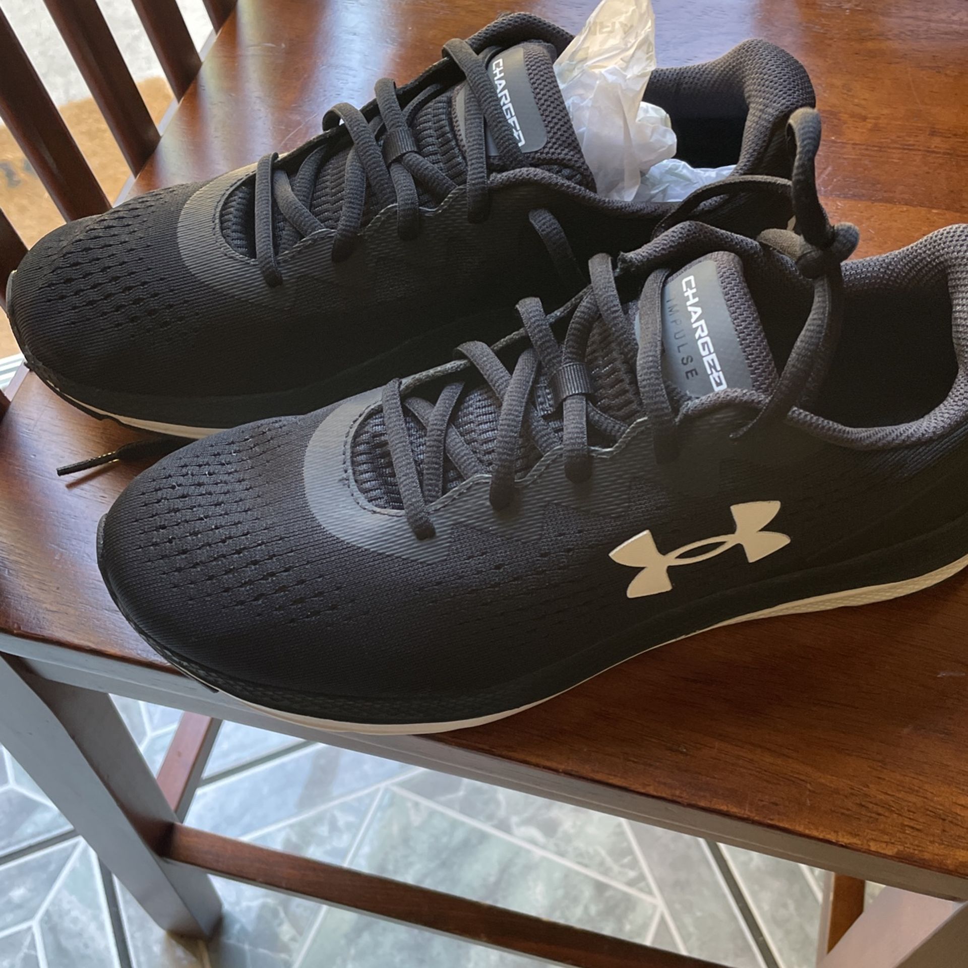Under Armour Women’s Sneaker New Size 9