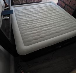 King Size Inflatable Air Mattress with Built-in Pump Has a small hole