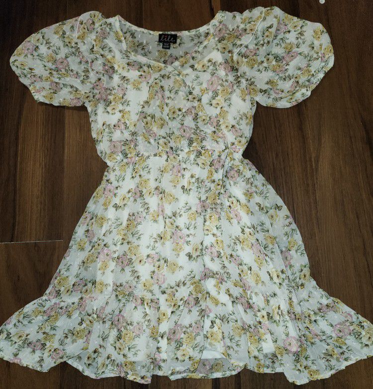 NWOT Girls Sz XS (6/6X) Gorgeous Floral Dress, Perfect for the Season! Top layer is sheer with a gorgeous floral print and raised silvery-white dots