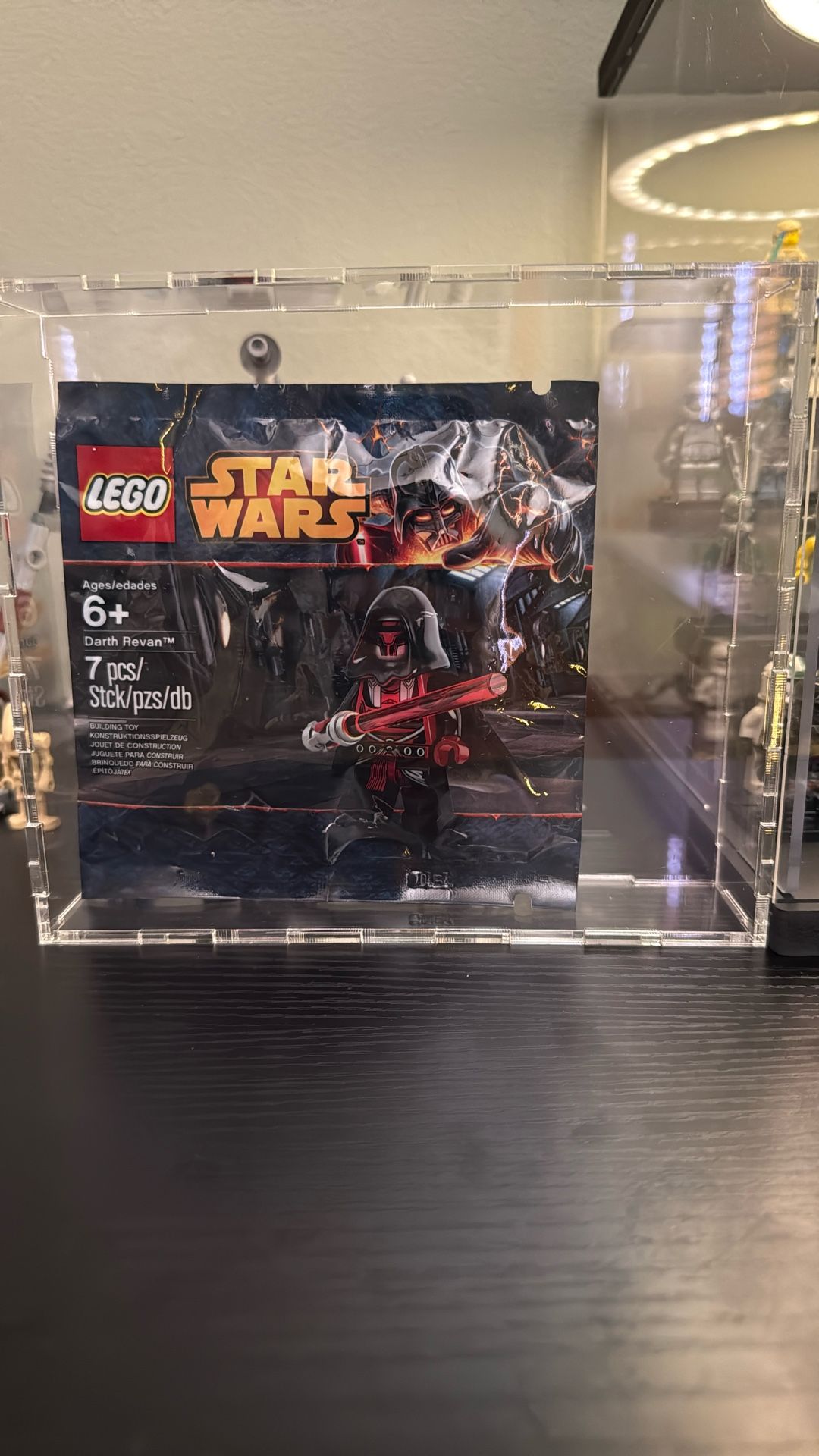 sw0547: Darth Revan Sealed Polybag In Acrylic Case