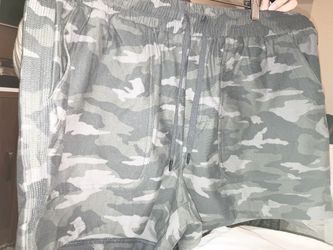 NWT Athleta Women’s Size 18 Camo Shorts
