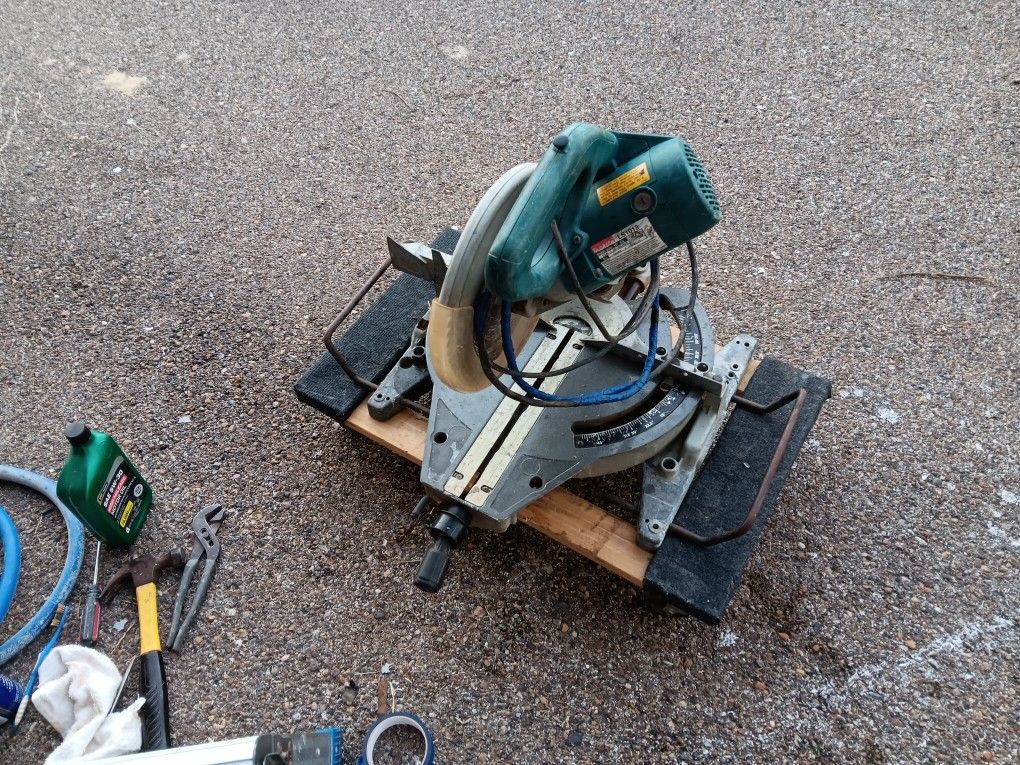 Makita Mitre Saw Works 25.00 Or Make Offer