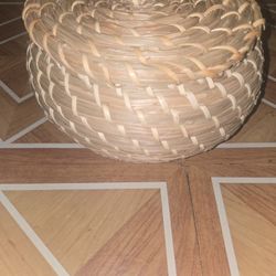 Handwoven Natural Wicker Storage Basket with Lid