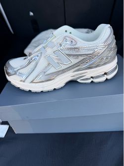 Women’s New Balance size 7