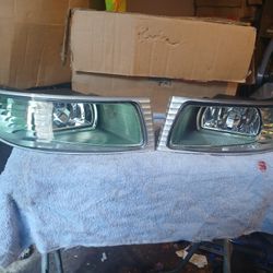 NEW IN BOX. 2003-2009 LEXUS GX470 PAIR FOG LIGHTS W/ BULBS