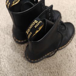 Dr. Martens 1460
Smooth Leather Lace Up Boots