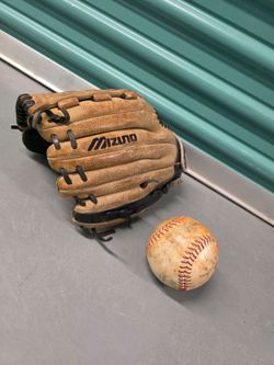 Mizuno 13 inch baseball glove GNP 1300 H with ball faded signature