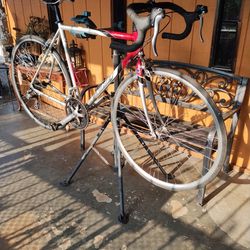 fuji road bike. good condition, ready to ride, 21 speeds, 54 cm. frame size, pick up only. 1175 edgebrook Dr. 77034