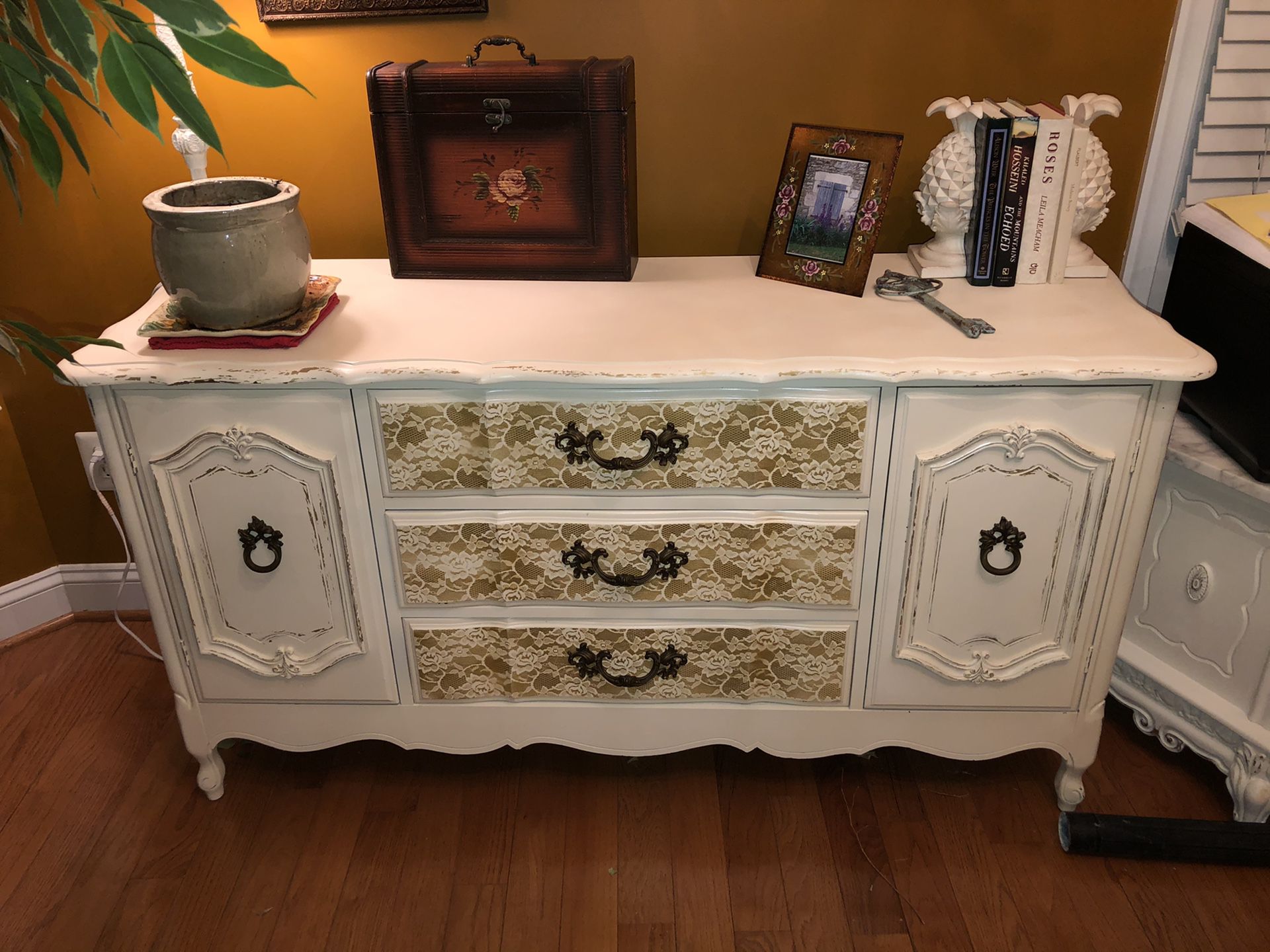 French Provincial/Shabby Chic Buffet/Dresser/Sideboard