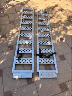 Trailer ramps with ratchet safety straps